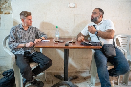 Joakim Medin intervjuar palestinska icke-våldsaktivisten Issa Amro för Amnesty Press i Hebron 2024.