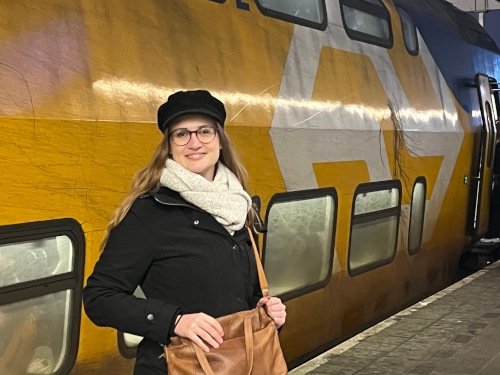 Djoeke Gerding från Samen naar de Kliniek eller ”Tillsammans till kliniken” är en av de volontärer som möter kvinnor på centralstationen i Amsterdam.