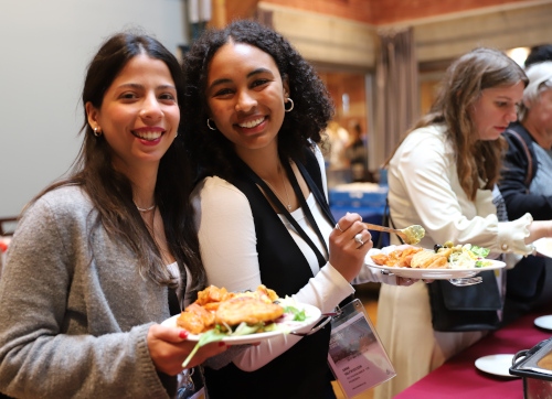 Linda Ibrahim, Dalarna, och Anna Walfridsson, Göteborg, i lunchpausen..
